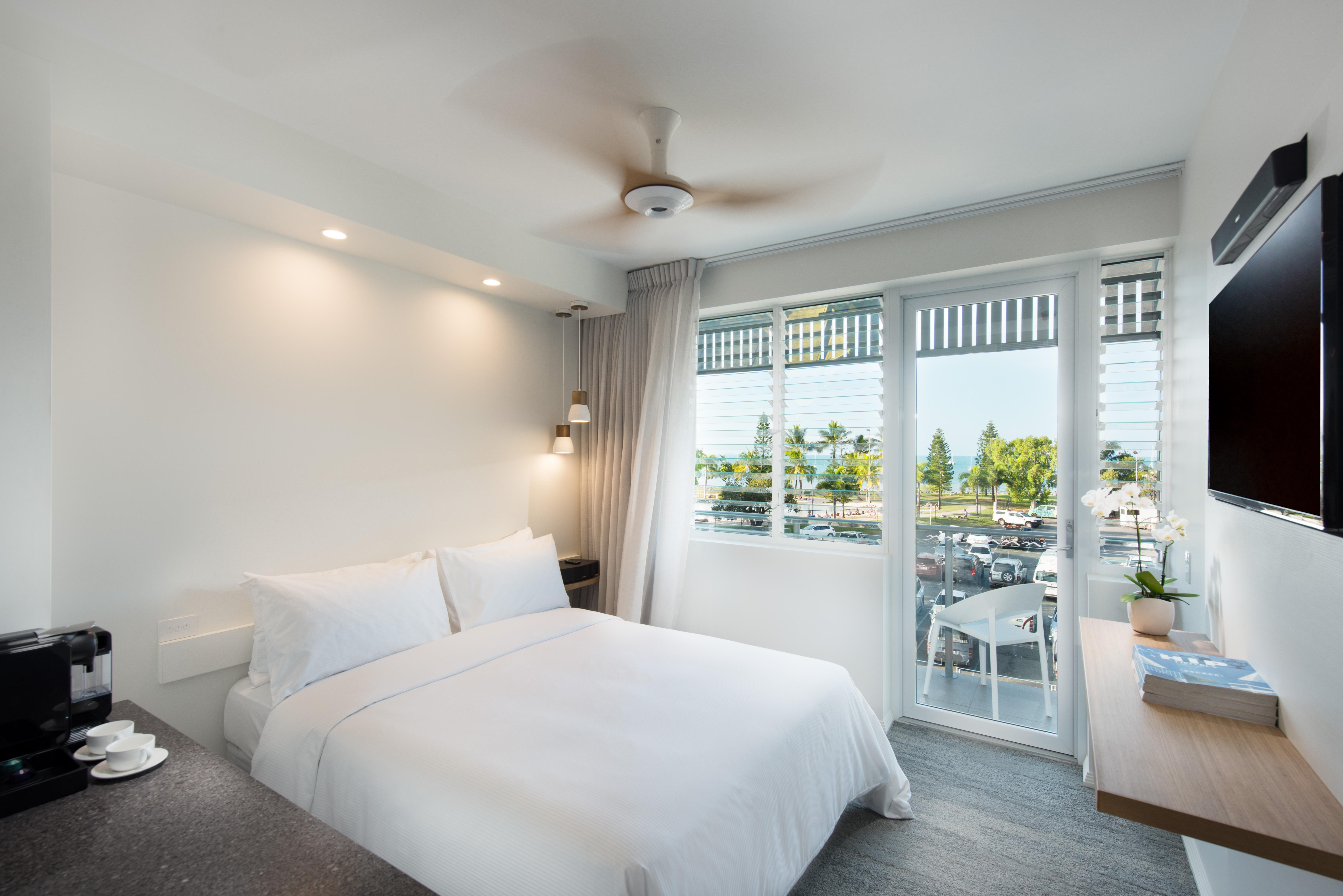 Heart Hotel And Gallery Whitsundays Еърли Бийч Екстериор снимка