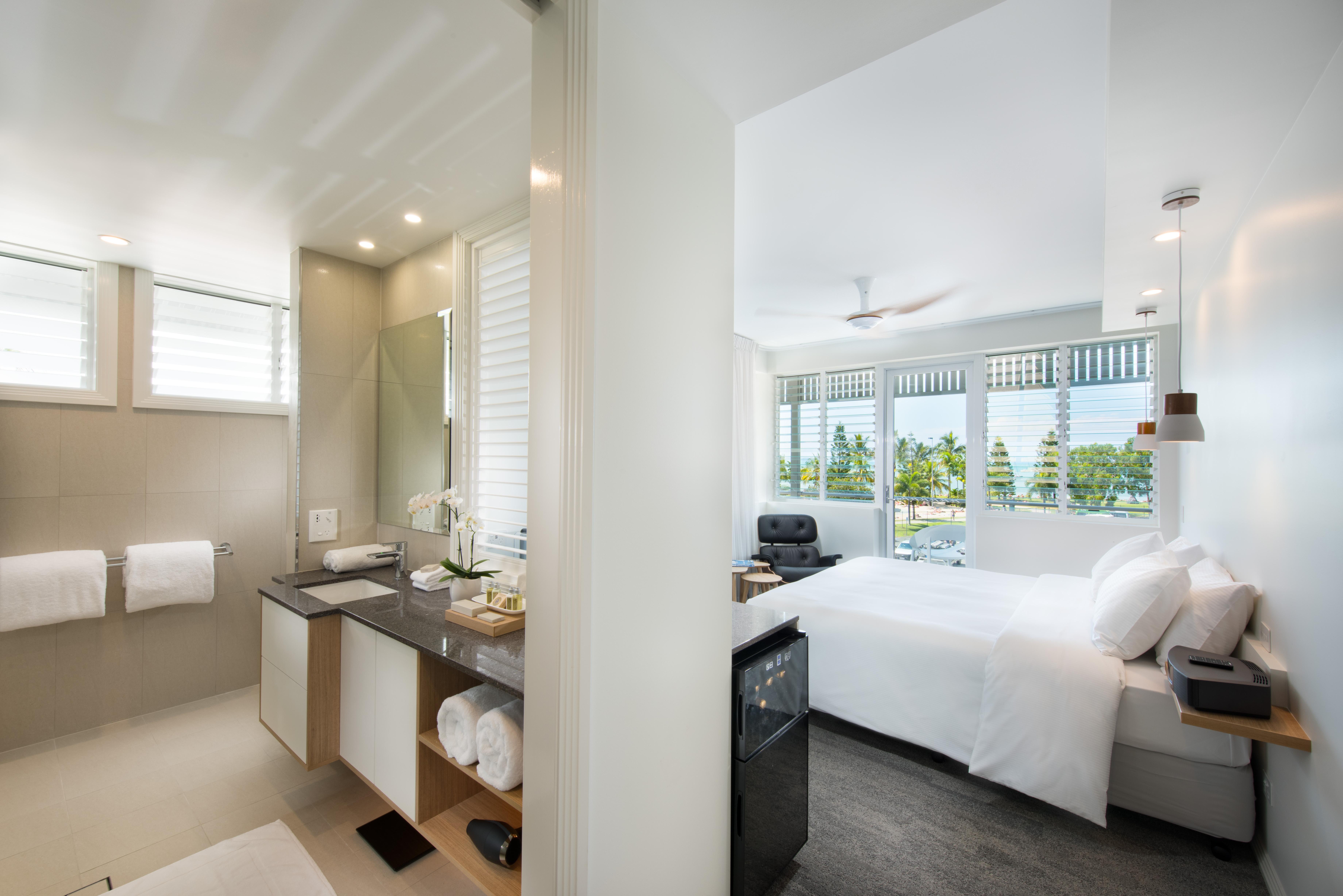 Heart Hotel And Gallery Whitsundays Еърли Бийч Екстериор снимка
