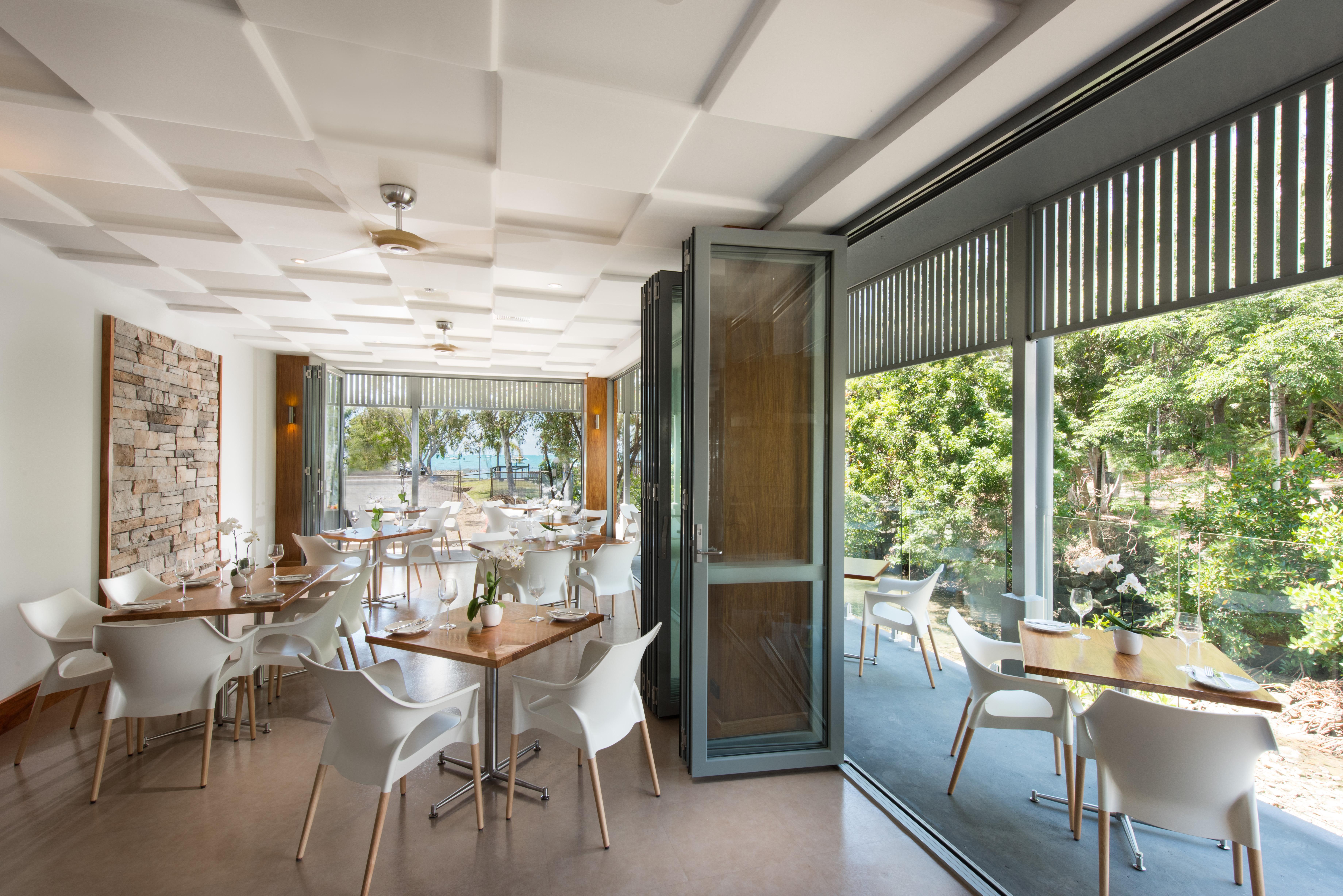 Heart Hotel And Gallery Whitsundays Еърли Бийч Екстериор снимка