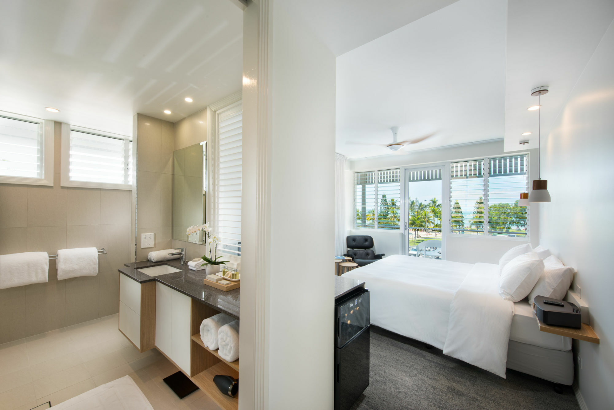 Heart Hotel And Gallery Whitsundays Еърли Бийч Екстериор снимка