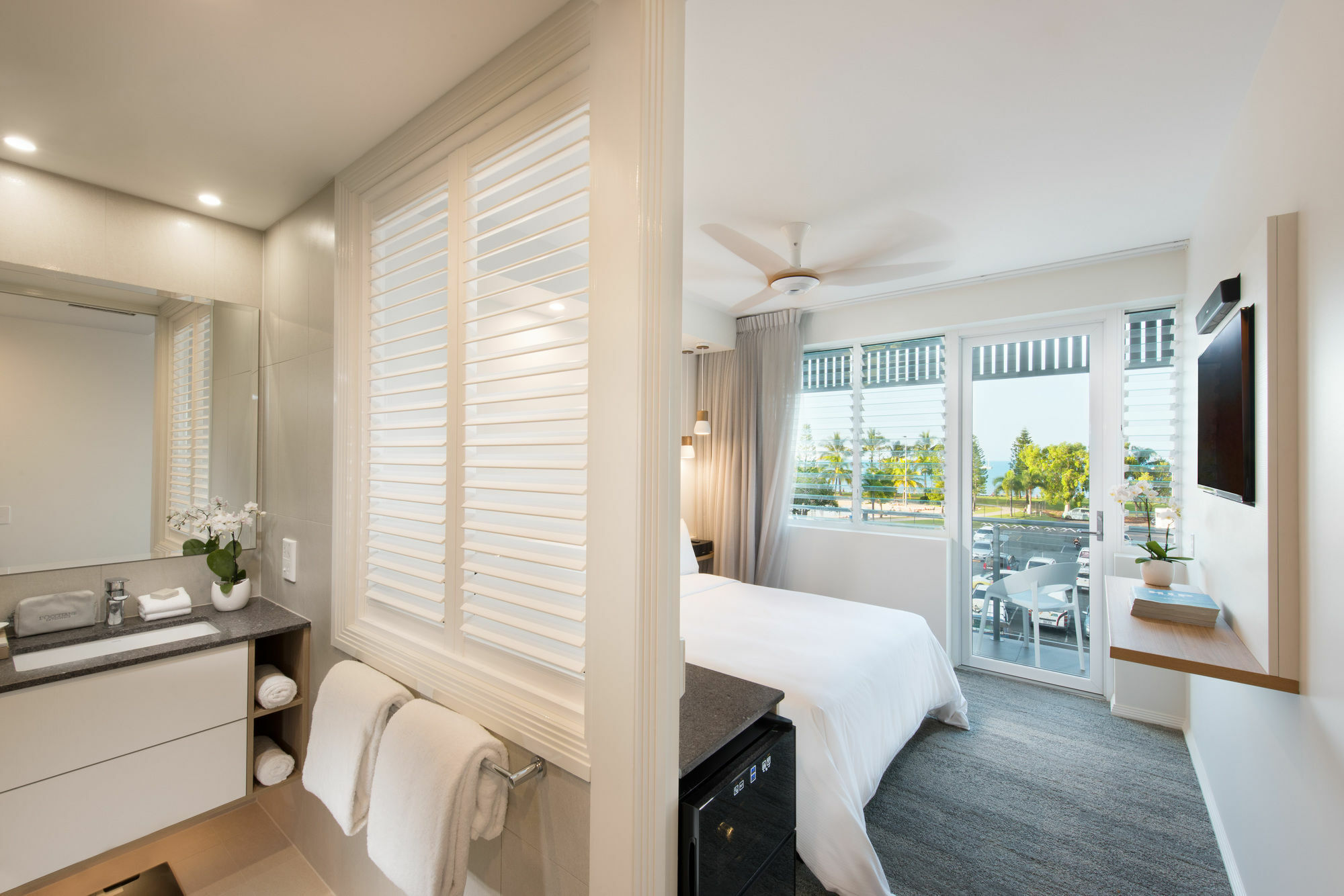 Heart Hotel And Gallery Whitsundays Еърли Бийч Екстериор снимка