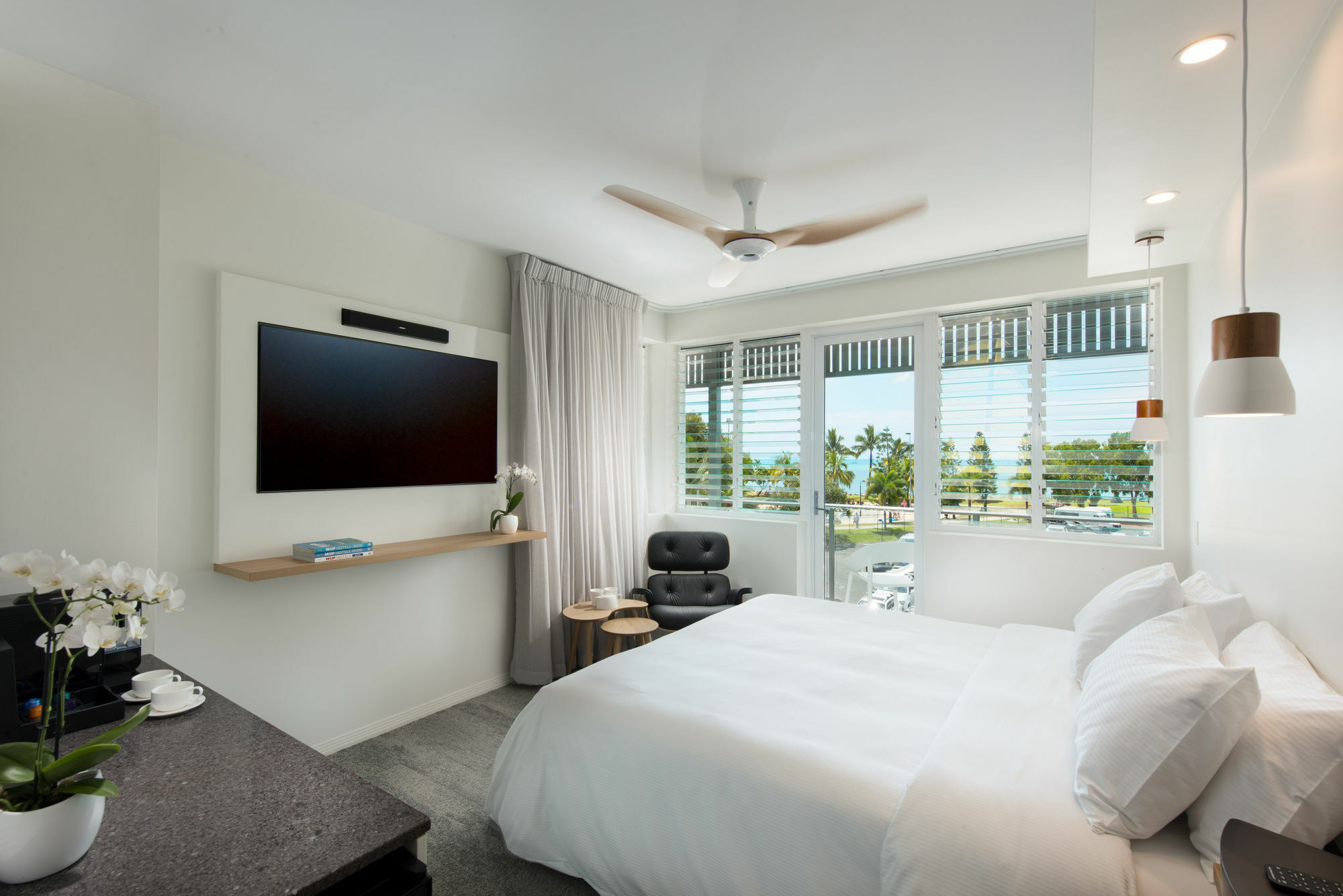 Heart Hotel And Gallery Whitsundays Еърли Бийч Екстериор снимка