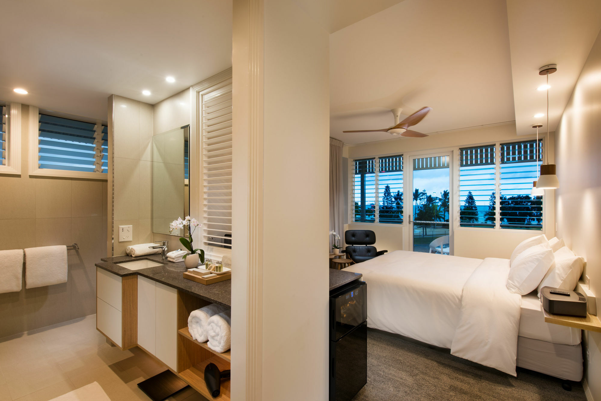 Heart Hotel And Gallery Whitsundays Еърли Бийч Екстериор снимка